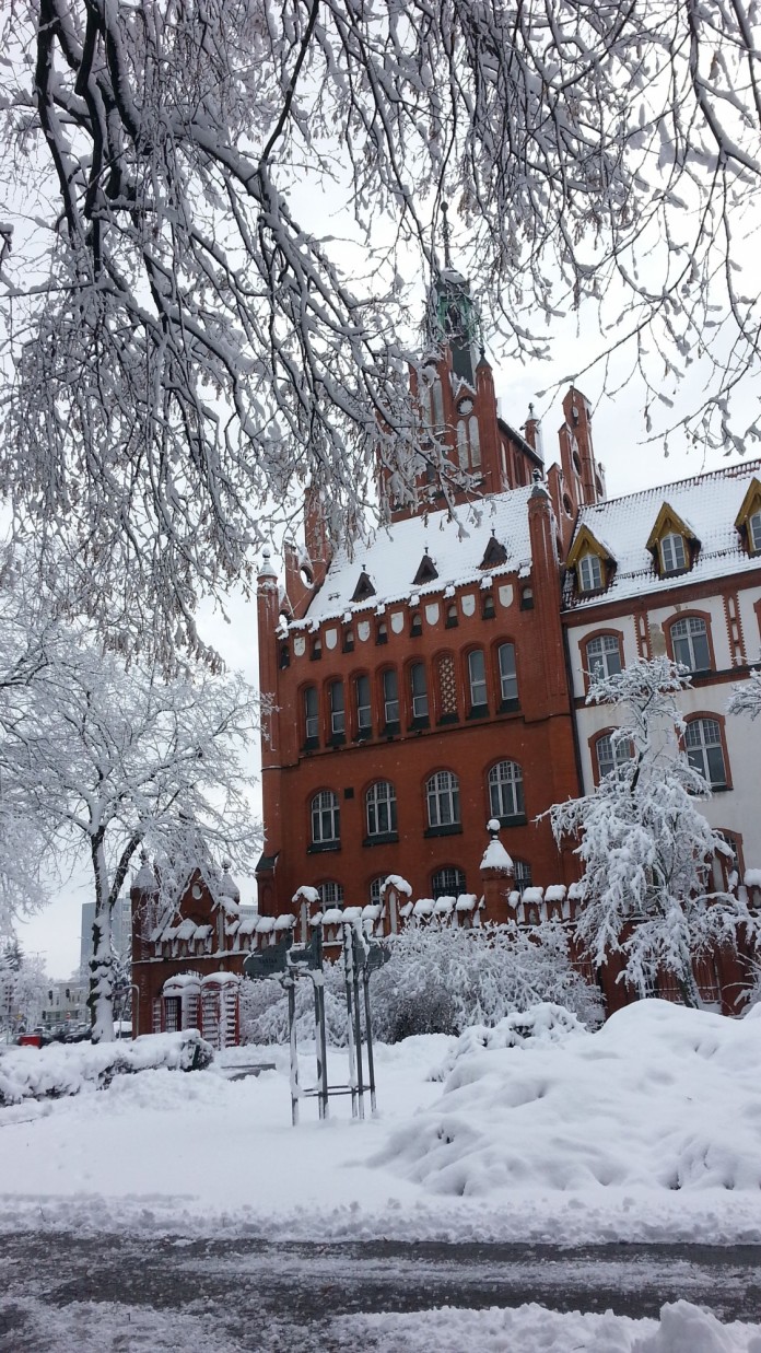 Zdjęcie przedstawia słupski ratusz zimą