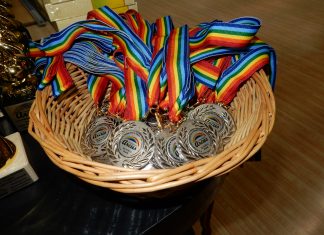 Zdjęcie przedstawia kosz z medalami z logo Stowarzyszenia Arcus.