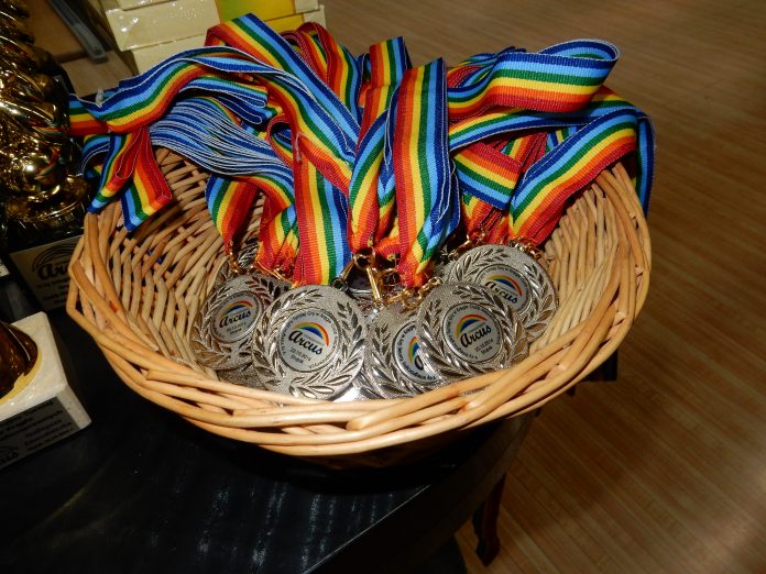 Zdjęcie przedstawia kosz z medalami z logo Stowarzyszenia Arcus.