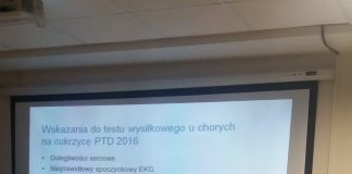 Zdjęcie przedstawia prelegentkę z mikrofonem na tle slajdu prezentacji dotyczącego wskazań do testu wusiłkowego u chorych na cukrzycę.