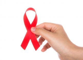 Wstążeczka AIDS w dłoni