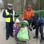 Policja rozdaje odblaski na wózki dziecięce