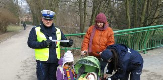 Policja rozdaje odblaski na wózki dziecięce