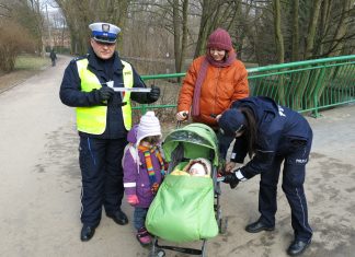 Policja rozdaje odblaski na wózki dziecięce