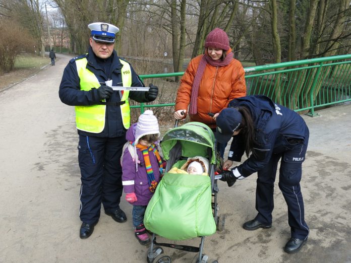 Policja rozdaje odblaski na wózki dziecięce