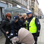 Policja rozdaje odblaski na wózki dziecięce