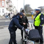 Policja rozdaje odblaski na wózki dziecięce