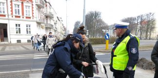 Policja rozdaje odblaski na wózki dziecięce