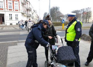 Policja rozdaje odblaski na wózki dziecięce