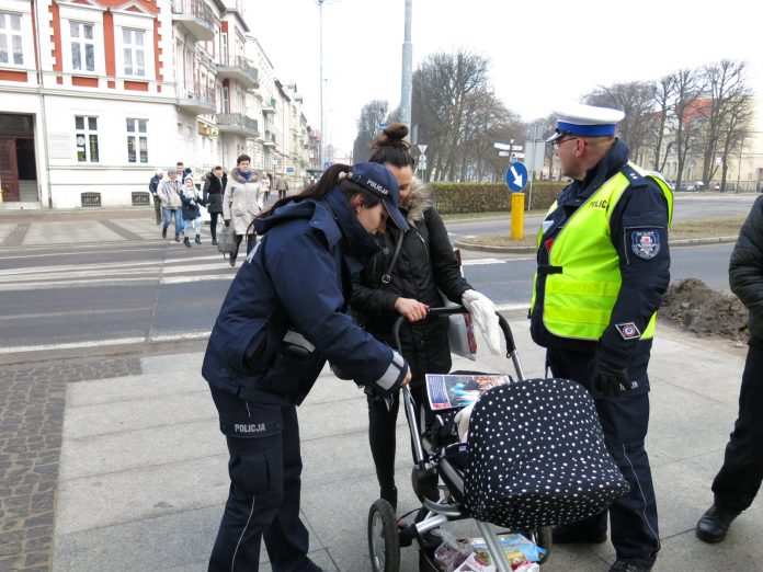 Policja rozdaje odblaski na wózki dziecięce