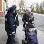 Policja rozdaje odblaski na wózki dziecięce