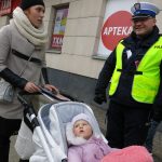 Policja rozdaje odblaski na wózki dziecięce