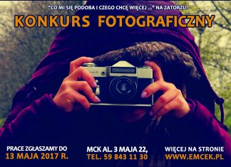 plakat konkursowy na pierwszym planie postać z aparatem fotograficznym