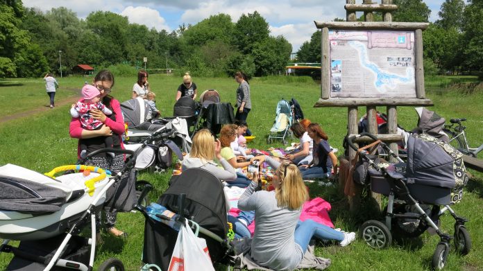 Zdjęcie przedstawia uczestniczki Klubu Rodzica i Malucha podczas pikniku w 2015 r.