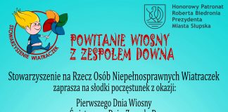 stojące dzieci z Zespołem Downa