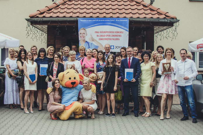 Zdjęcie przedstawia laureatów konkursu .