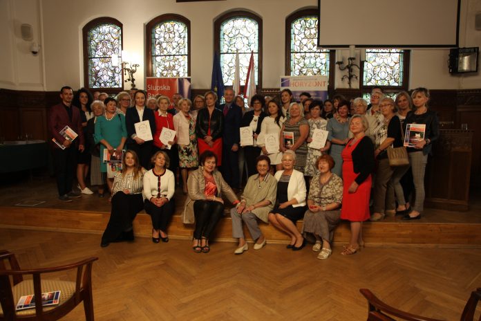 osoby stojące do zdjecia wraz z prezydentem i przewodniczącą rady seniorów