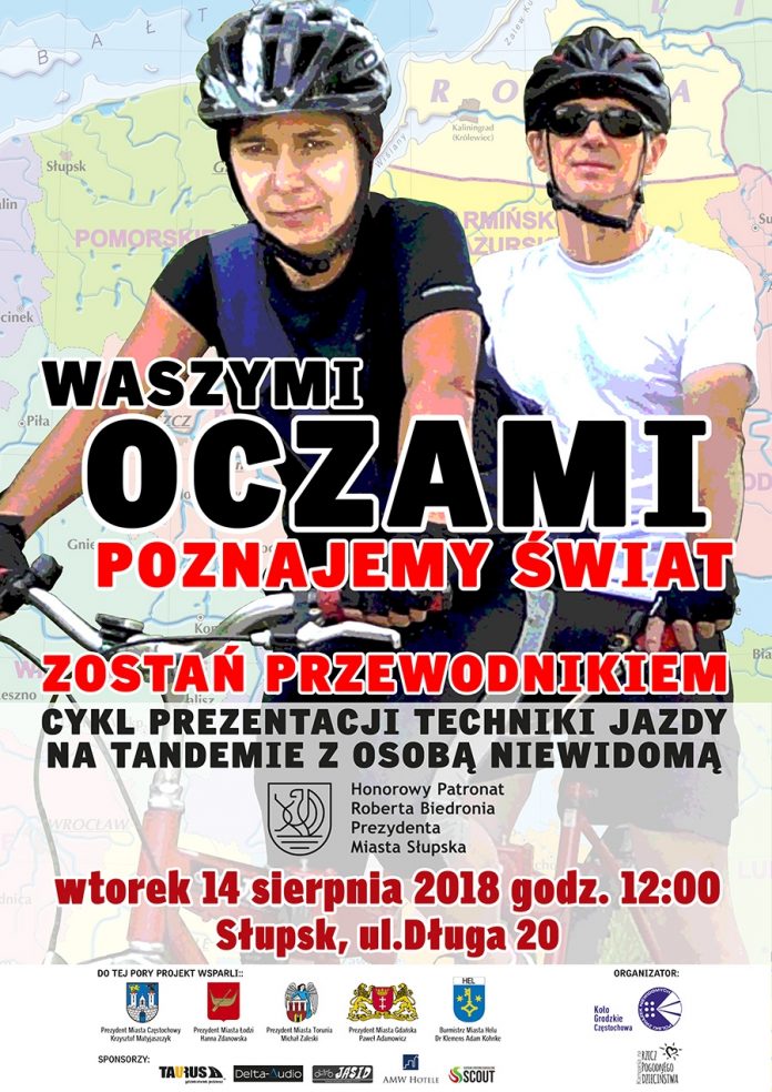 Plakat: w tle mapa Polski, w centrum zdjęcie dwóch mężczyzn w kaskach rowerowych na tandemie, mężczyzna z tyłu ma czarne okulary, na pierwszym planie napis: Waszymi oczami poznajemy świat. Zostań przewodnikiem.