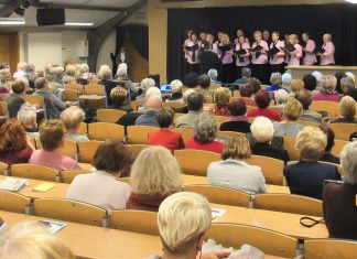 aula wypęłniona osobami starszymi oraz chórem